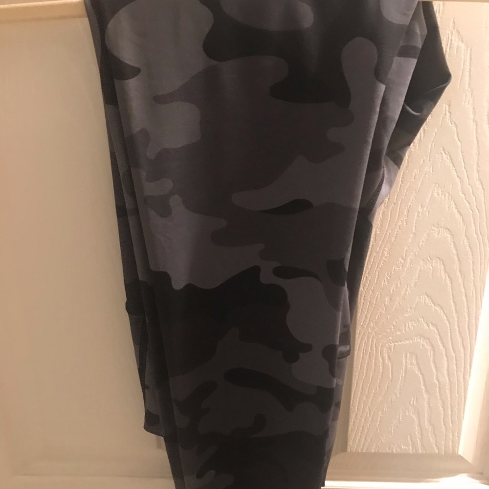 Tree Tribe Gray Camo Leggings size XL